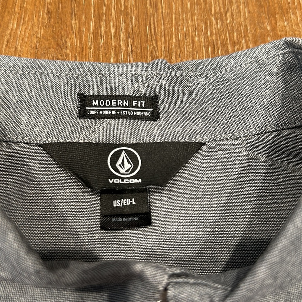 Volcom Shirt - Picture 2 of 4